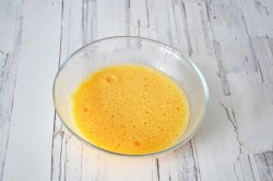 Жареный сыр в панировочных сухарях - шаг 4