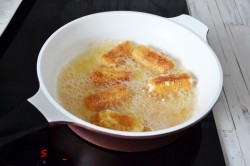 Жареный сыр в панировочных сухарях - шаг 6