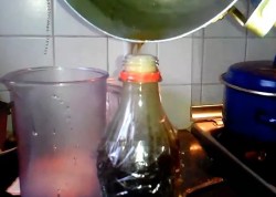 Желе из кока колы в бутылке - шаг 3