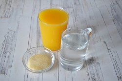 Желе из сока с желатином - шаг 1