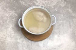 Жульен с курицей и грибами со сливками в духовке - шаг 2