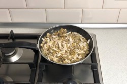 Жульен с курицей и грибами со сливками в духовке - шаг 7