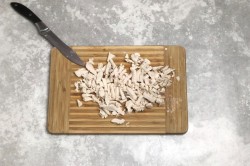 Жульен с курицей и грибами со сливками в духовке - шаг 5