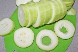 Кабачки с колбасой и сыром - шаг 2