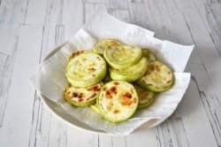 Кабачки с помидорами и майонезом жареные - шаг 10