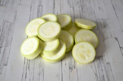 Кабачки с помидорами и майонезом жареные - шаг 2