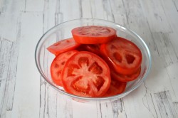 Кабачки с помидорами и майонезом жареные - шаг 3