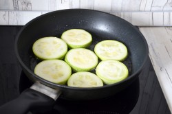 Кабачки с помидорами и майонезом жареные - шаг 9