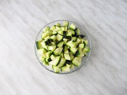 Кабачки с зеленым горошком на сковороде - шаг 2 Кабачки с зеленым горошком на сковороде - шаг 2