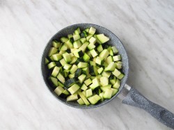 Кабачки с зеленым горошком на сковороде - шаг 3 Кабачки с зеленым горошком на сковороде - шаг 3