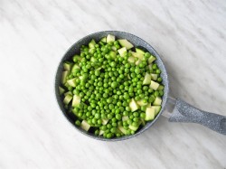 Кабачки с зеленым горошком на сковороде - шаг 4 Кабачки с зеленым горошком на сковороде - шаг 4