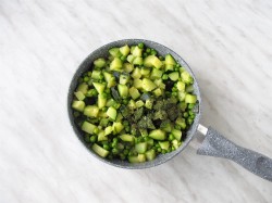 Кабачки с зеленым горошком на сковороде - шаг 5 Кабачки с зеленым горошком на сковороде - шаг 5