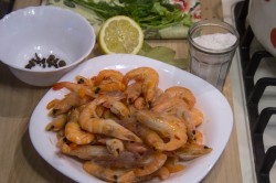 Как варить замороженные королевские креветки - шаг 1