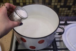 Как варить замороженные королевские креветки - шаг 2