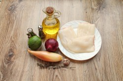 Жареные кальмары на сковороде с луком - шаг 1