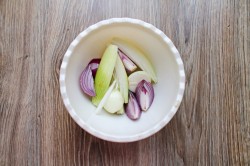 Жареные кальмары на сковороде с луком - шаг 2