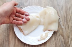 Жареные кальмары на сковороде с луком - шаг 3