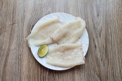 Жареные кальмары на сковороде с луком - шаг 4