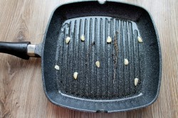 Жареные кальмары на сковороде с луком - шаг 5