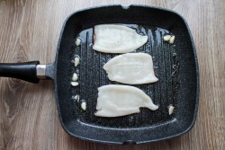 Жареные кальмары на сковороде с луком - шаг 6