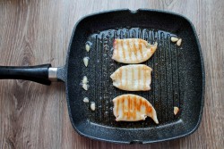 Жареные кальмары на сковороде с луком - шаг 7