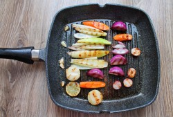 Жареные кальмары на сковороде с луком - шаг 8