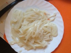 Кальмары, тушеные с морковкой и луком - шаг 2 Кальмары, тушеные с морковкой и луком - шаг 2