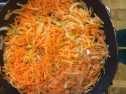 Кальмары, тушеные с морковкой и луком - шаг 3 Кальмары, тушеные с морковкой и луком - шаг 3