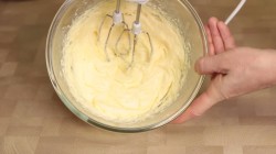 Капкейки с черной смородиной и лавандой - шаг 2 Капкейки с черной смородиной и лавандой - шаг 2