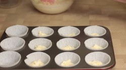 Капкейки с черной смородиной и лавандой - шаг 4 Капкейки с черной смородиной и лавандой - шаг 4