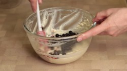 Капкейки с черной смородиной и лавандой - шаг 5 Капкейки с черной смородиной и лавандой - шаг 5