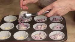 Капкейки с черной смородиной и лавандой - шаг 6 Капкейки с черной смородиной и лавандой - шаг 6