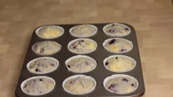 Капкейки с черной смородиной и лавандой - шаг 7 Капкейки с черной смородиной и лавандой - шаг 7