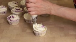 Капкейки с черной смородиной и лавандой - шаг 9 Капкейки с черной смородиной и лавандой - шаг 9