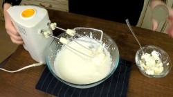 Творожные капкейки с кремом из маскарпоне - шаг 7 Творожные капкейки с кремом из маскарпоне - шаг 7