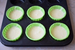 Капкейки с начинкой внутри в домашних условиях - шаг 5 Капкейки с начинкой внутри в домашних условиях - шаг 5