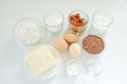 Капкейки шоколадные с вареной сгущенкой - шаг 1 Капкейки шоколадные с вареной сгущенкой - шаг 1