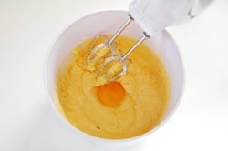 Капкейки шоколадные с вареной сгущенкой - шаг 3 Капкейки шоколадные с вареной сгущенкой - шаг 3