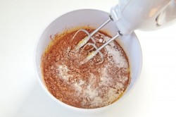 Капкейки шоколадные с вареной сгущенкой - шаг 4 Капкейки шоколадные с вареной сгущенкой - шаг 4