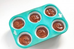 Капкейки шоколадные с вареной сгущенкой - шаг 6 Капкейки шоколадные с вареной сгущенкой - шаг 6