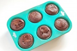 Капкейки шоколадные с вареной сгущенкой - шаг 7 Капкейки шоколадные с вареной сгущенкой - шаг 7