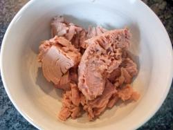 Салат с тунцом консервированным огурцом и капустой - шаг 4