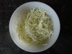 Салат с тунцом консервированным огурцом и капустой - шаг 2