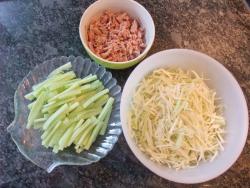 Салат с тунцом консервированным огурцом и капустой - шаг 5