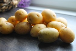 Картошка на мангале на шампурах - шаг 1 Картошка на мангале на шампурах - шаг 1