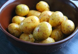 Картошка на мангале на шампурах - шаг 4 Картошка на мангале на шампурах - шаг 4