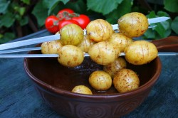 Картошка на мангале на шампурах - шаг 6 Картошка на мангале на шампурах - шаг 6