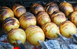 Картошка на мангале на шампурах - шаг 7 Картошка на мангале на шампурах - шаг 7