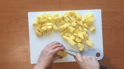 Картошка с куриными окорочками в сливках в мультиварке - шаг 1