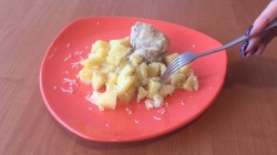 Картошка с куриными окорочками в сливках в мультиварке - шаг 4